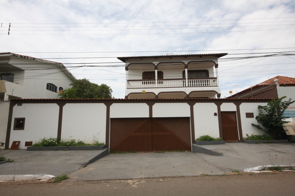 Casa para Aluguel 250 m² com 4 quartos